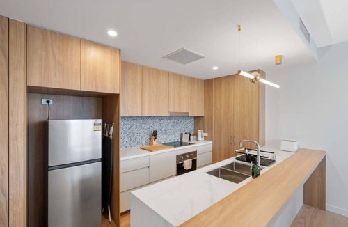 Kangaroo Point Apartment | RooCrest | New 2BR Apt w/Free Parking & Netflix