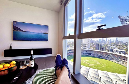 Woolloongabba Apartment | Rooftop Pool 2BR at the Gabba with City Views