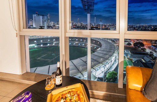 Woolloongabba Apartment | Rooftop Pool Spa with Gabba and CBD Views