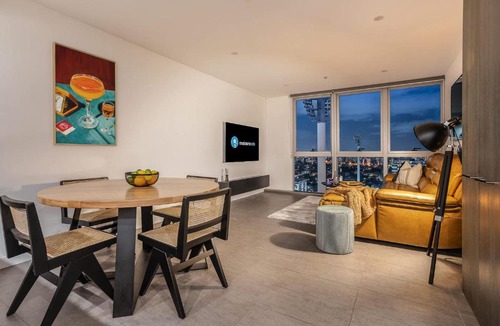 Woolloongabba Apartment | Rooftop Pool Spa with Gabba and CBD Views
