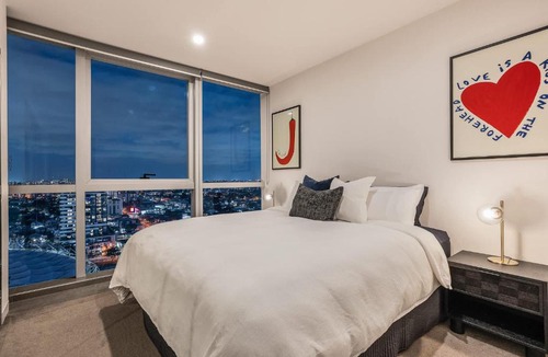 Woolloongabba Apartment | Rooftop Pool Spa with Gabba and CBD Views