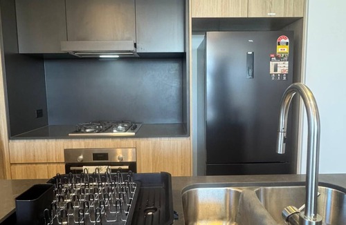 East Brisbane Apartment | Rooftop Pool with CBD View | Luxe 2BR Free Parking