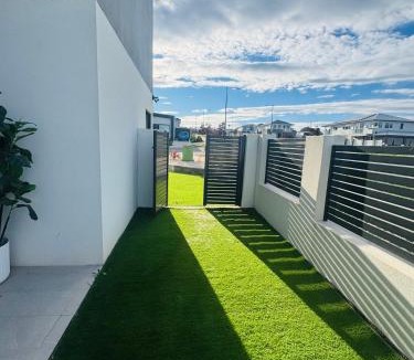 Molonglo Valley House | Room for four Bright relaxing Guest suite