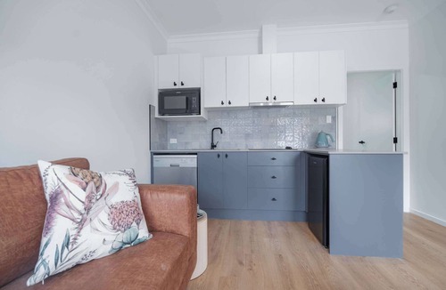 Dubbo Apartment | Ropa Standard Queen Suite - Luxe Stay in Dubbo