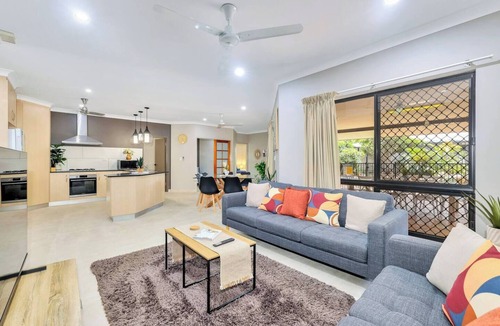 Rosebery House | Rosebery Retreat | 5 bedrooms | Saltwater Pool by Tropical BNB