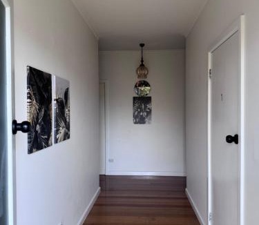 Shepparton House | Royal Oak Residence - Holiday Home