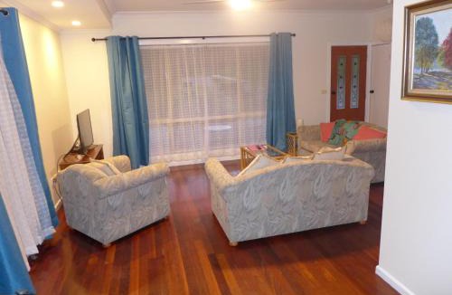 Mount George Apartment | Rural Ambience with Netflix