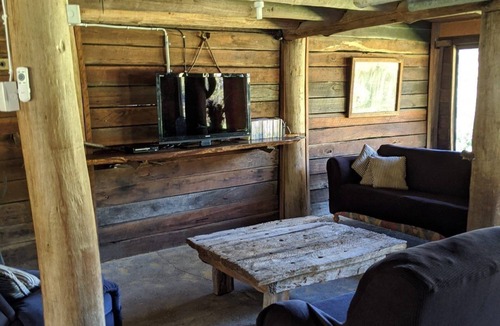 Limeburners Creek House | Rustic farmhouse overlooking beautiful dam with large inside and outside spaces