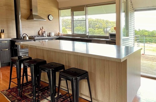 Lancefield House | Rustic Farmhouse & Serene Acreage — Off-Grid Pet Friendly Farmhouse Escape