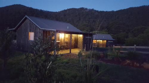 Penguin Bed & Breakfast | Rustic Hut Bush Retreat
