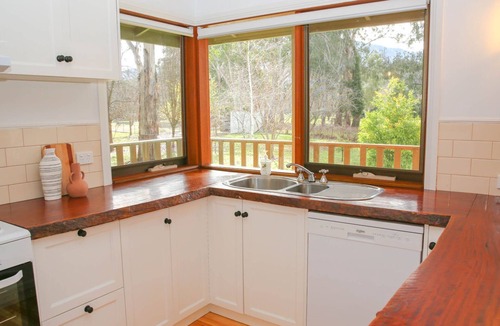 Bright House | RUSTIC RETREAT - Tranquil retreat with a pool close to Bright