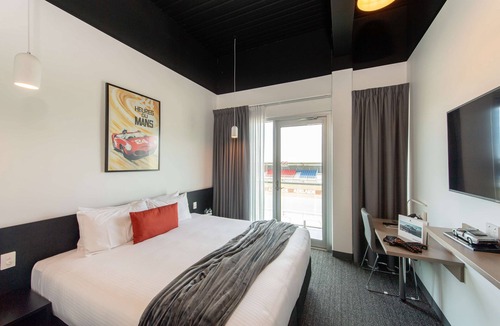 Seymour Hotel | Rydges Pit Lane Hotel