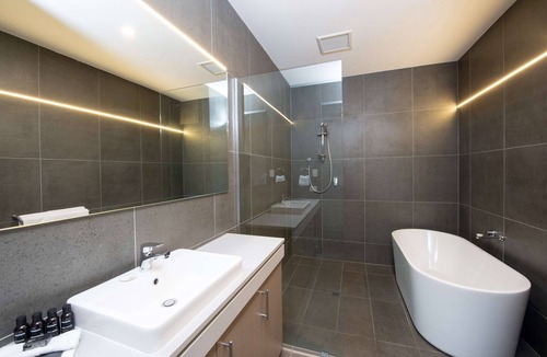 Seymour Hotel | Rydges Pit Lane Hotel
