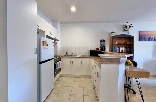 North Adelaide Condo | Safe & secure 2 bedroom apartment on Melbourne St, North Adelaide in exclusive gated complex. Near CBD, Adel Oval, Wine Centre, The Memorial and WCH Hospitals. Free car parking spot. Linen hire and air-conditioning included!