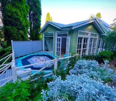 Bowral House | Sage Manor - Sleeps 10 - Multiple Living Spaces