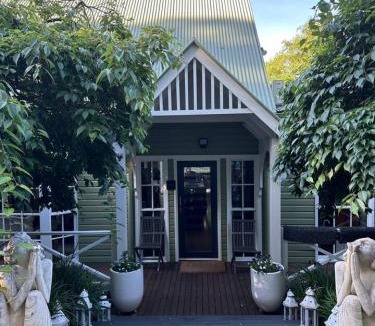Bowral House | Sage Manor - Sleeps 10 - Multiple Living Spaces