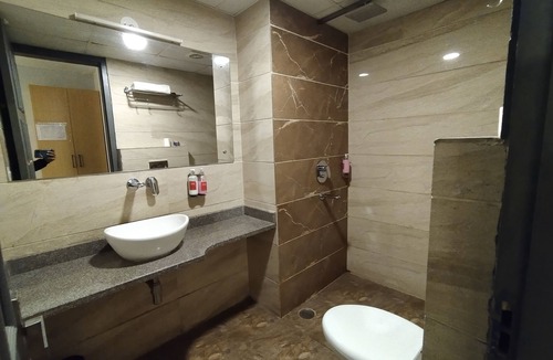 Sector 39 Hotel | Saltstayz Express – Medicity (Near Medanta Hospital)