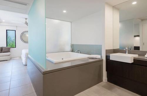 Port Douglas Hotel | 'Saltwater Studio' Experience Resort-style Bliss