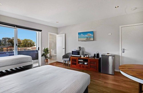Mooloolaba House | Saltwater Villas: Pet-Friendly Studio B - No water views from Studio- Sleeps 3