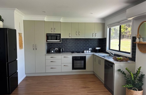 Wallabi Point Cottage | Salty Breeze Getaway - Bush & Beach Retreat