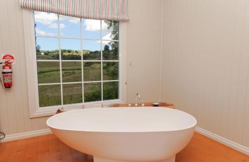 Mount Samson Villa | Samford Lakes Rural Accommodation