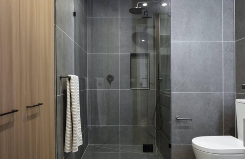 Coburg Apartment | Samma | Charming 2BR Queen Beds on Bell Street