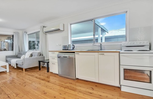 Callala Beach House | Sam’s Beach Shack and Apartment – 300m to beach