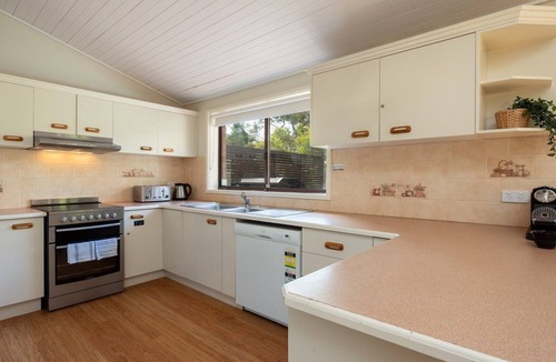 Callala Beach House | Sandcastles – 440 m stroll to Jervis Bay