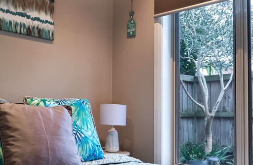 Dromana House | Sandy Days - 3 Bedroom home with secure backyard - 4pm check out on Sundays*