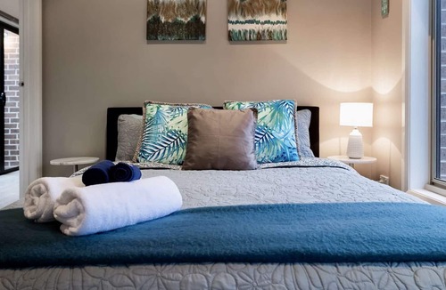 Dromana House | Sandy Days - 3 Bedroom home with secure backyard - 4pm check out on Sundays*