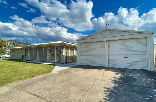 Burrum Heads House | Sandy Paws - Burrum Heads- Walk to Beach -3BR- Aircon-Pool table