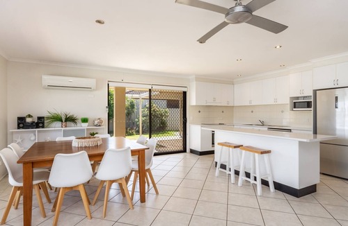 Yamba House | Sandy Shores - Absolute Waterfront & Swimming pool - Holiday Yamba