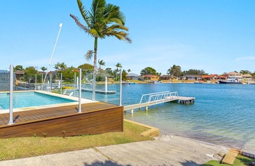 Yamba House | Sandy Shores - Absolute Waterfront & Swimming pool - Holiday Yamba