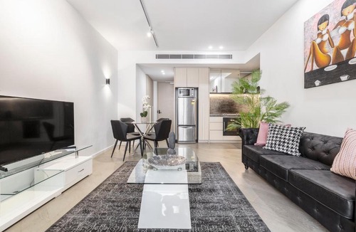 Melbourne Apartment | Sassy & Chic Apt on Melbourne='s Famous St Kilda Rd