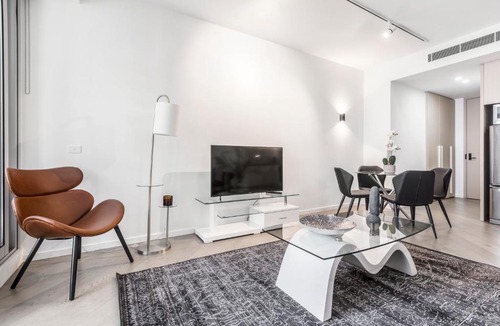 Melbourne Apartment | Sassy & Chic Apt on Melbourne='s Famous St Kilda Rd