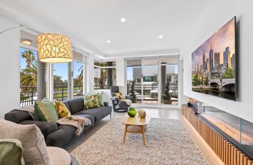 Port Melbourne Apartment | Scenic Beachside 3-bedroom with Water Views