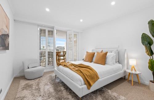 Port Melbourne Apartment | Scenic Beachside 3-bedroom with Water Views