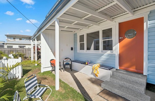 Coffs Harbour Apartment | Seabreeze Macauley's - Retro beach vibes in beachside Pet Friendly