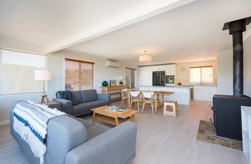 Guilderton House | Seaclusion Cottage - Modern renovated beach house