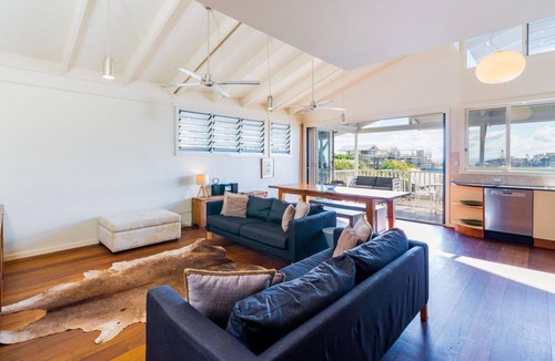 Yamba House | SeaCrest"Beautiful spacious pet friendly unit next to the ocean"