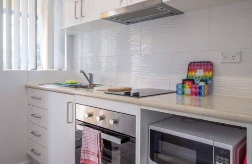 Batehaven Apartment | Seafront Getaway Studio, Great Location with Pool