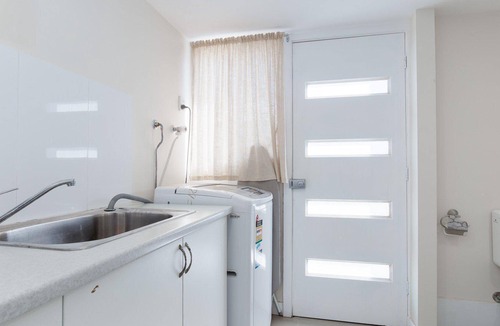 Boat Harbour House | SeaHaven, 2 Richardson Ave - Large home with Aircon, Smart TV, WIFI, Netflix & Boat Parking