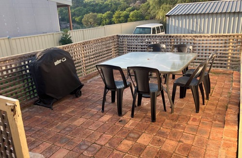 Preston Beach House | 'Seas the Day' Preston Beach | Pet Friendly | Sleeps 6 | 500m to the beach!