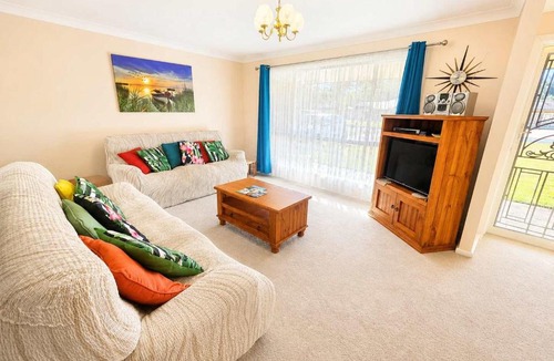 Narrawallee House | Seascape Macleay Street - walk to beach