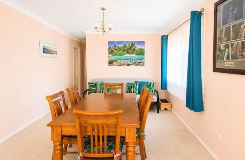 Narrawallee House | Seascape Macleay Street - walk to beach