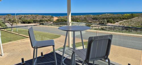 Ledge Point House | Seascapes - On Ledge