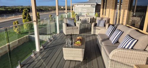 Ledge Point House | Seascapes - On Ledge