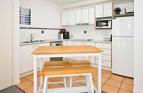 Dicky Beach Apartment | Seaside Charm & Comfort - 1min to Beach