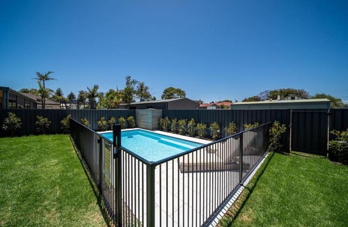 Grange House | Seaside on Swan & Laneway Retreat - A Family Haven