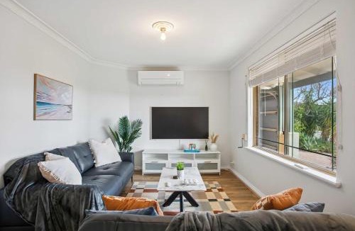 City Centre House | Seaview Escape Ocean Views & 500MBs Wifi